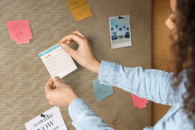 Korktafel mit Motiv einer antiken Karte und Kompass