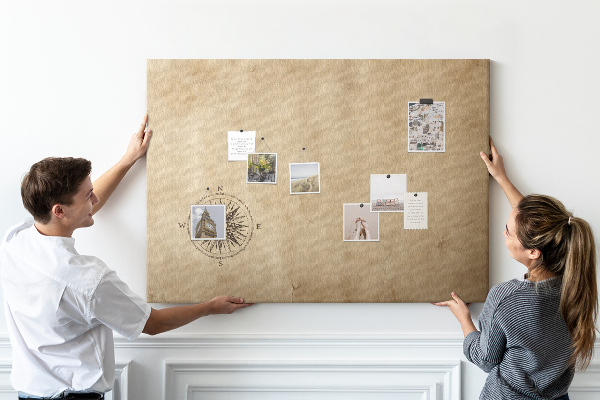 Korktafel mit Motiv einer antiken Karte und Kompass