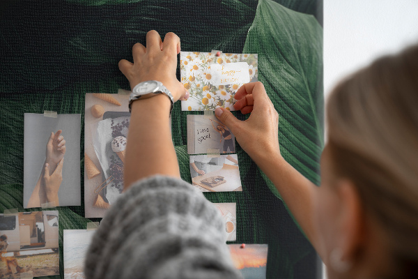 Kork-Pinnwand mit Motiv aus dichtem grünen Blättergeflecht