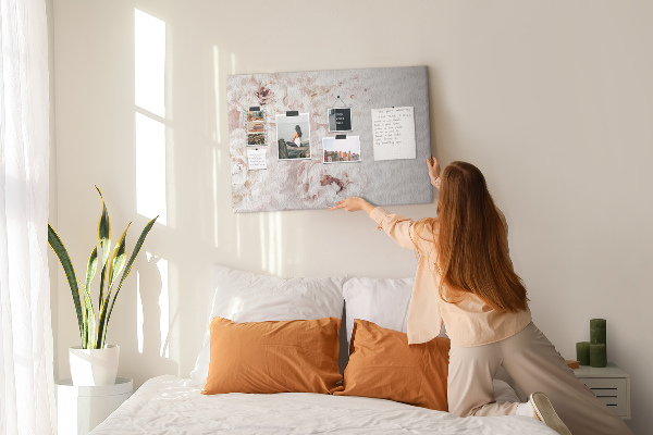 Bild mit Korkrückwand zarte weiße Pfingstrosen auf hellem Hintergrund