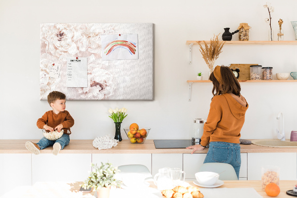 Bild mit Korkrückwand zarte weiße Pfingstrosen auf hellem Hintergrund