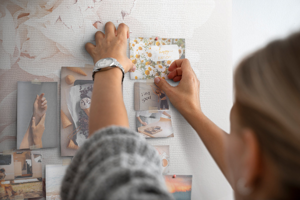 Bild mit Korkrückwand zarte weiße Pfingstrosen auf hellem Hintergrund
