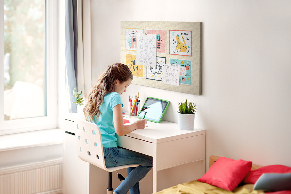 Korktafel mit farbenfrohen Grafiken und positiven Slogans