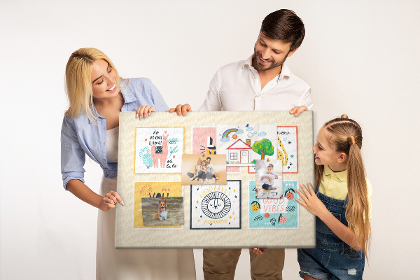 Korktafel mit farbenfrohen Grafiken und positiven Slogans