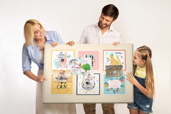 Korktafel mit farbenfrohen Grafiken und positiven Slogans