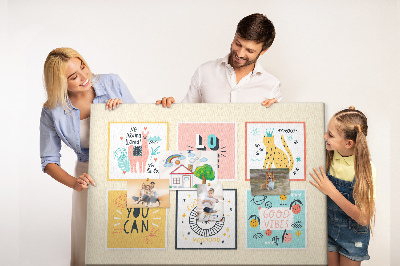 Korktafel mit farbenfrohen Grafiken und positiven Slogans