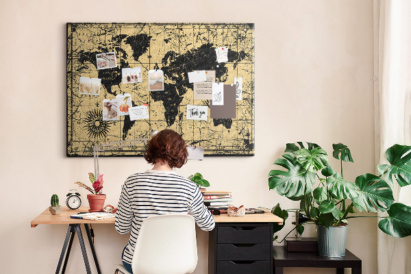 Korktafel mit Motiv einer antiken Weltkarte in Schwarz und Gold