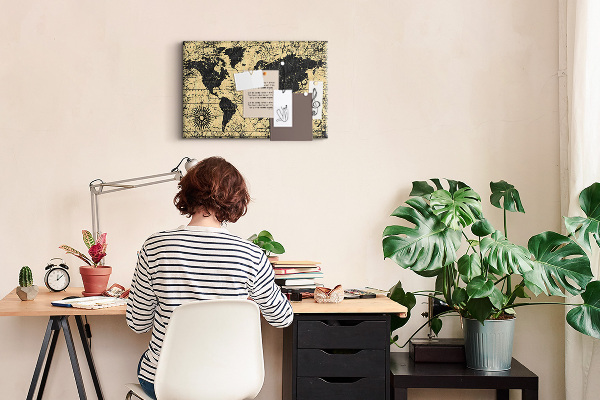 Korktafel mit Motiv einer antiken Weltkarte in Schwarz und Gold