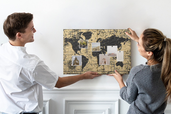 Korktafel mit Motiv einer antiken Weltkarte in Schwarz und Gold