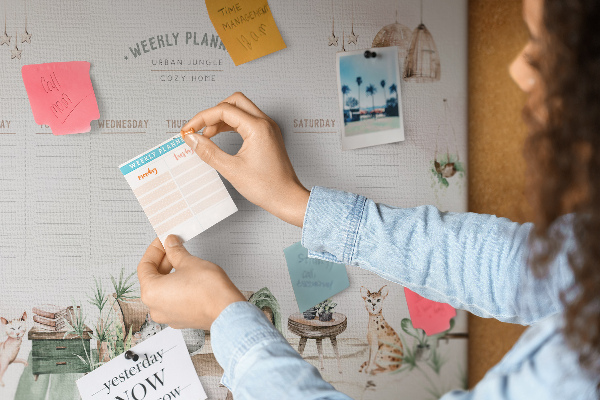 Kork-Pinnwand als Wochenplaner im Home-Style-Design