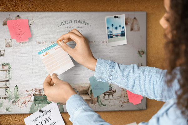 Kork-Pinnwand als Wochenplaner im Home-Style-Design