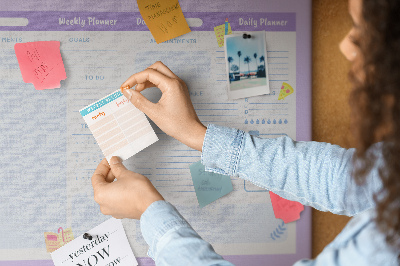Korktafel als Wochenplaner mit farbigen Akzenten