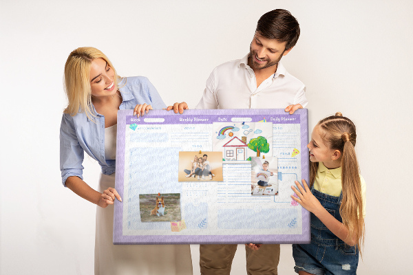 Korktafel als Wochenplaner mit farbigen Akzenten