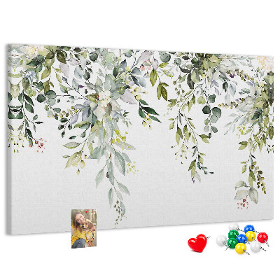 Korktafel mit Motiv aus grünen Blättern und zarten Blüten