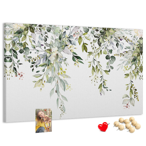 Korktafel mit Motiv aus grünen Blättern und zarten Blüten