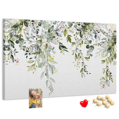 Korktafel mit Motiv aus grünen Blättern und zarten Blüten