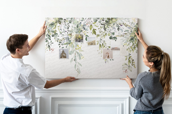 Korktafel mit Motiv aus grünen Blättern und zarten Blüten