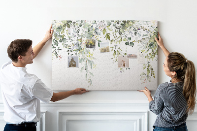 Korktafel mit Motiv aus grünen Blättern und zarten Blüten