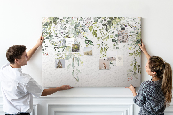 Korktafel mit Motiv aus grünen Blättern und zarten Blüten