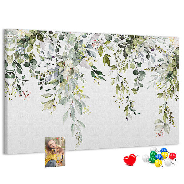 Korktafel mit Motiv aus grünen Blättern und zarten Blüten