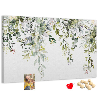 Korktafel mit Motiv aus grünen Blättern und zarten Blüten