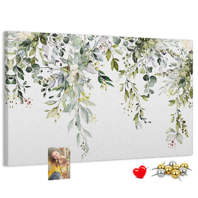 Korktafel mit Motiv aus grünen Blättern und zarten Blüten
