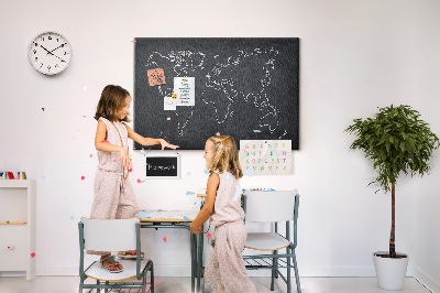 Weltkarte mit Korkrückwand auf einem Tafelhintergrund