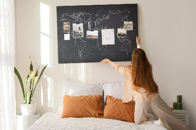 Weltkarte mit Korkrückwand auf einem Tafelhintergrund
