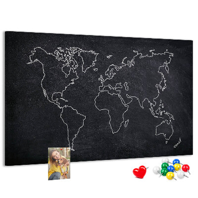 Weltkarte mit Korkrückwand auf einem Tafelhintergrund