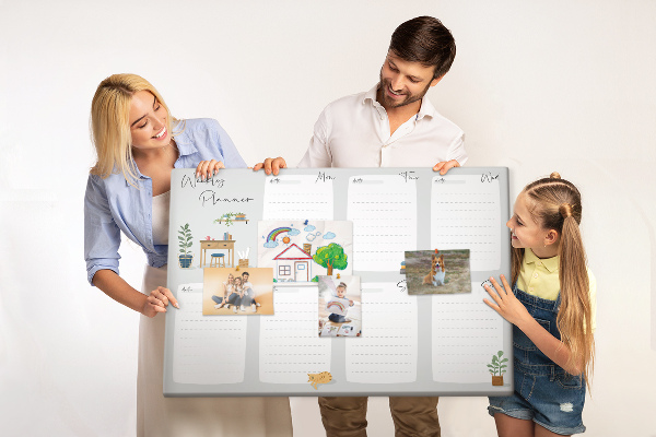 Korktafel mit Wochenplaner-Aufdruck und Pflanzenmotiven