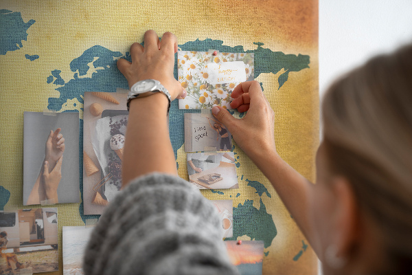 Kork-Weltkarte auf braunem Papierhintergrund