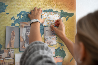 Kork-Weltkarte auf braunem Papierhintergrund