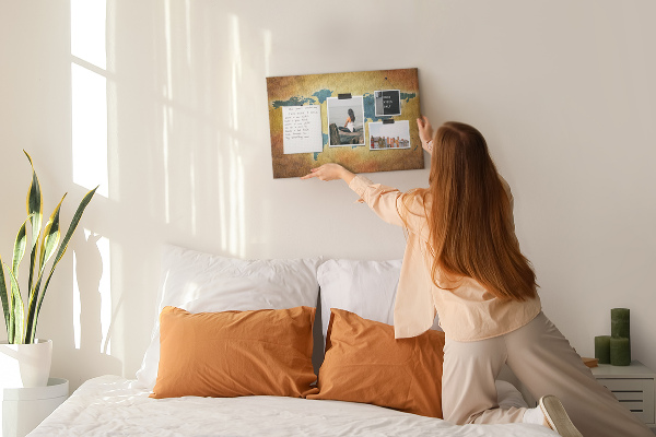 Kork-Weltkarte auf braunem Papierhintergrund
