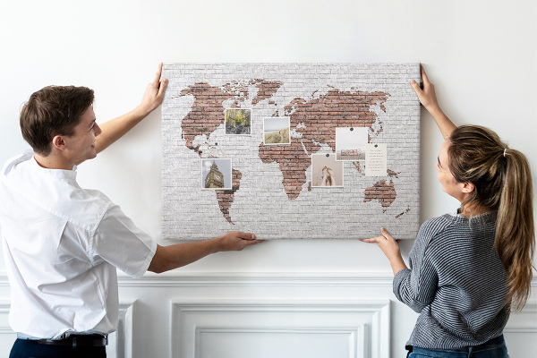 Weltkarte mit Korkrückwand Motiv Backsteinmauer
