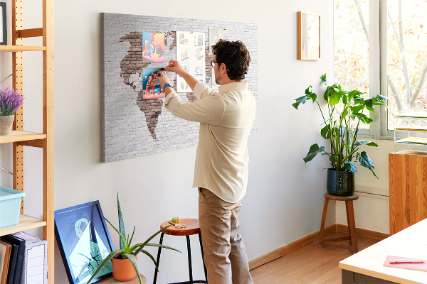 Weltkarte mit Korkrückwand Motiv Backsteinmauer
