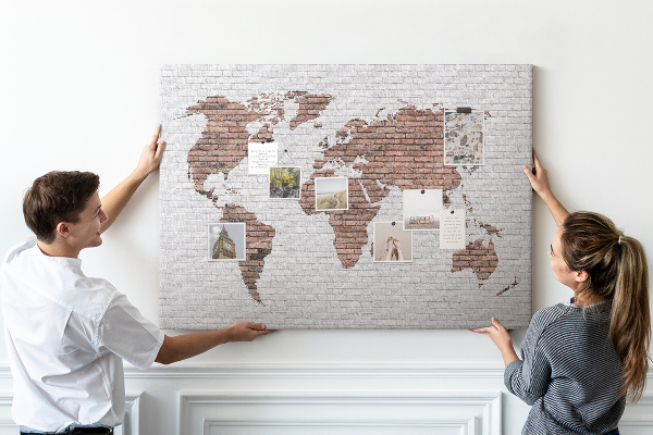 Weltkarte mit Korkrückwand Motiv Backsteinmauer