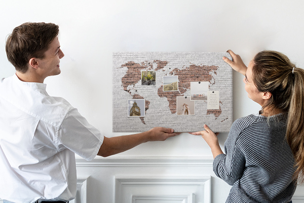 Weltkarte mit Korkrückwand Motiv Backsteinmauer