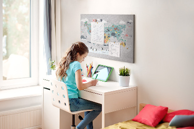Weltkarte mit Tierillustrationen auf Korkrückwand