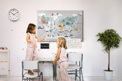 Weltkarte mit Tierillustrationen auf Korkrückwand