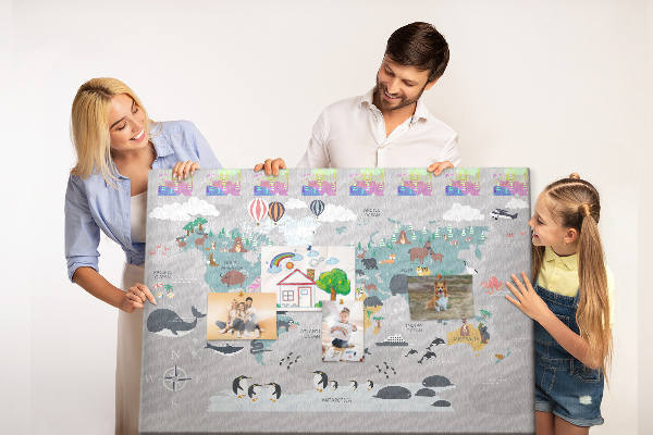 Weltkarte mit Tierillustrationen auf Korkrückwand
