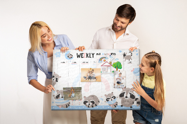 Korktafel mit fröhlichen Waschbären als Wochenplaner