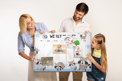 Korktafel mit fröhlichen Waschbären als Wochenplaner