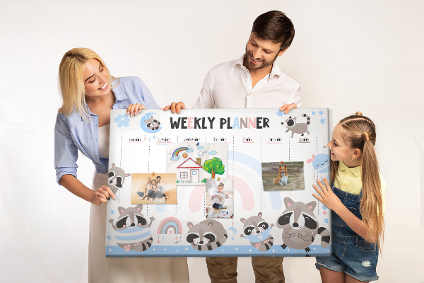 Korktafel mit fröhlichen Waschbären als Wochenplaner