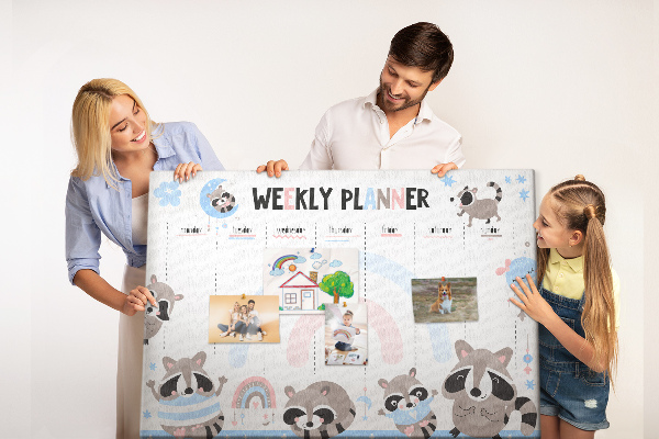 Korktafel mit fröhlichen Waschbären als Wochenplaner