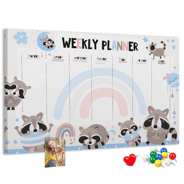 Korktafel mit fröhlichen Waschbären als Wochenplaner