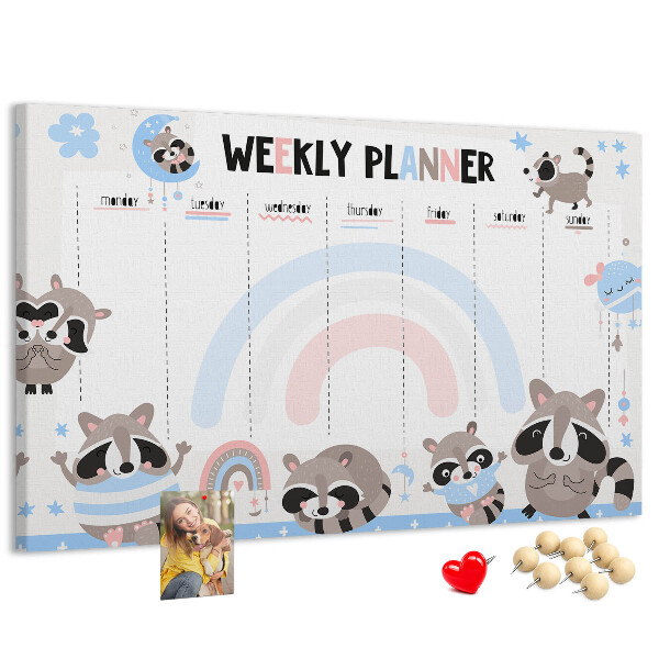 Korktafel mit fröhlichen Waschbären als Wochenplaner
