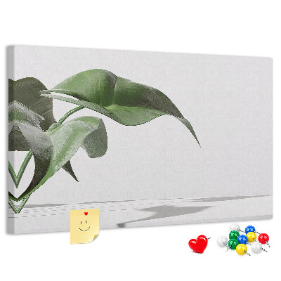 Kork-Pinnwand zarte Blätter auf minimalistischem Hintergrund
