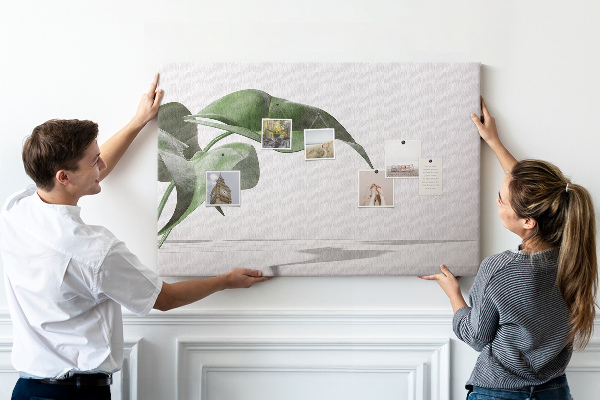 Kork-Pinnwand zarte Blätter auf minimalistischem Hintergrund