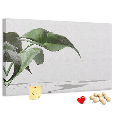 Kork-Pinnwand zarte Blätter auf minimalistischem Hintergrund