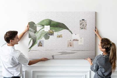 Kork-Pinnwand zarte Blätter auf minimalistischem Hintergrund